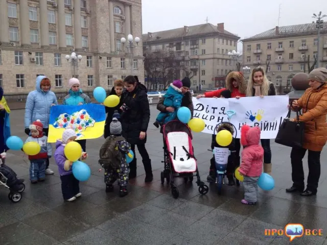 У Черкасах матері пройтися по місту маршем проти війни (Фоторепортаж) — фото 1