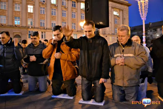 У Черкасах люди стали на коліна за мир в Україні (Фоторепортаж) — фото 2