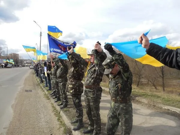 Третій день поспіль у Смілі збираються тисячні мітинги на підтримку територіальної цілісності та незалежності України (Фоторепортаж) — фото 4