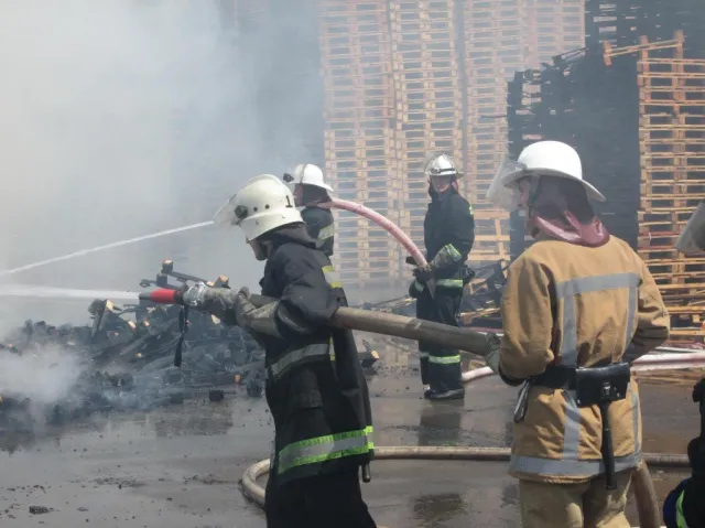 У Черкасах ледь не згорів завод, який до цього оштрафували сто тисяч гривень (Фото) + (Відео) — фото 1