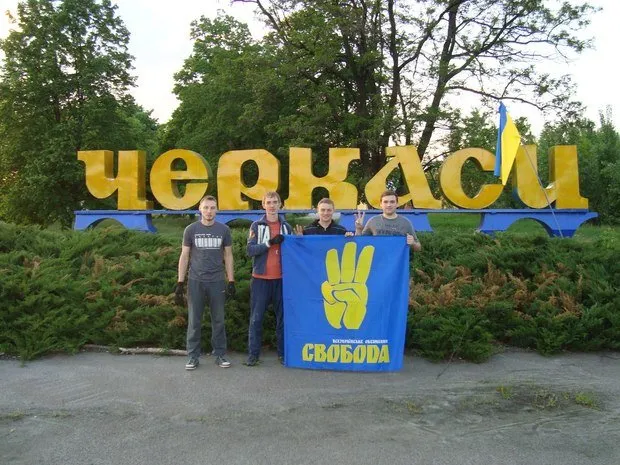 Активісти пофарбували знак «Черкаси» в жовто-сині кольори (Фото) — фото 3