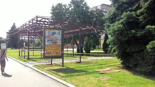 У Черкасах посеред газону почали встановлювати зупинку (Фото) — фото 2