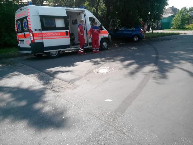 «Форд» урізався в дерево, через яму на дорозі (Фото) — фото 2