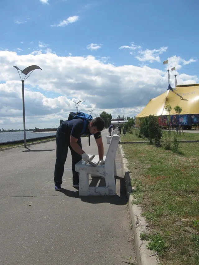 У Черкасах активісти провела акцію-суботник на пірсі біля річкового порту (Фото) — фото 1