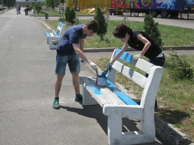 У Черкасах активісти провела акцію-суботник на пірсі біля річкового порту (Фото) — фото 3