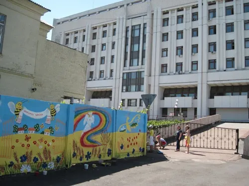 Замість сірого бетонного паркану – яскраве національно-патріотичне полотно (Фото) — фото 1