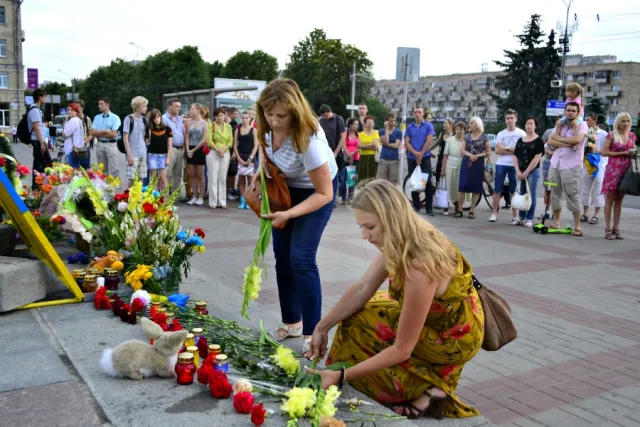У Черкасах вшанували пам’ять загиблих у Боїнгу-777 Малазійських авіаліній (Фото) + (Відео) — фото 2
