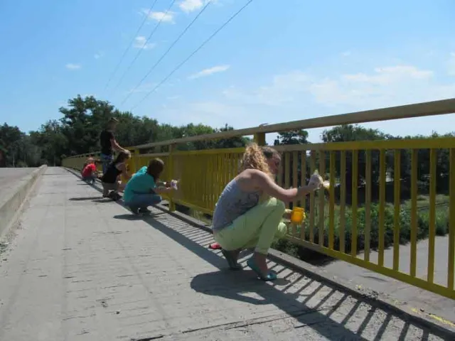 Черкаські школярі фарбують міст при в’їзді в місто (Фото) — фото 3
