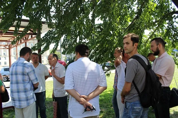 У сквері «Юність» навпроти Соборної площі розпочали демонтаж славнозвісного торгівельного кіоску — фото 2