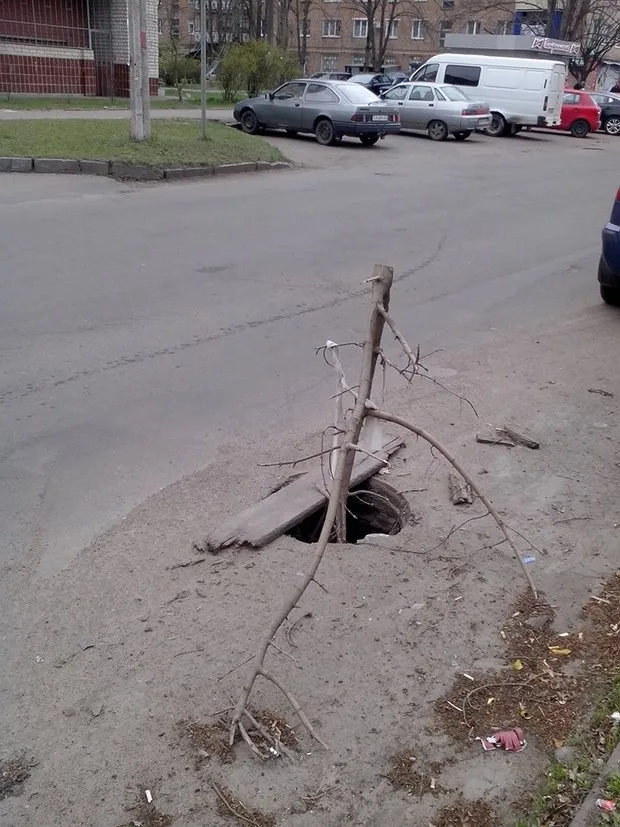 Більш ніж півроку в Черкасах відкриті й не огороджені люки та каналізаційні решітки на дорогах (Фото) — фото 2