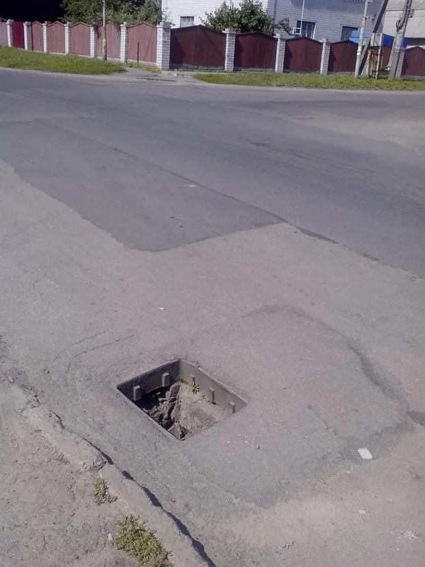 Більш ніж півроку в Черкасах відкриті й не огороджені люки та каналізаційні решітки на дорогах (Фото) — фото 3