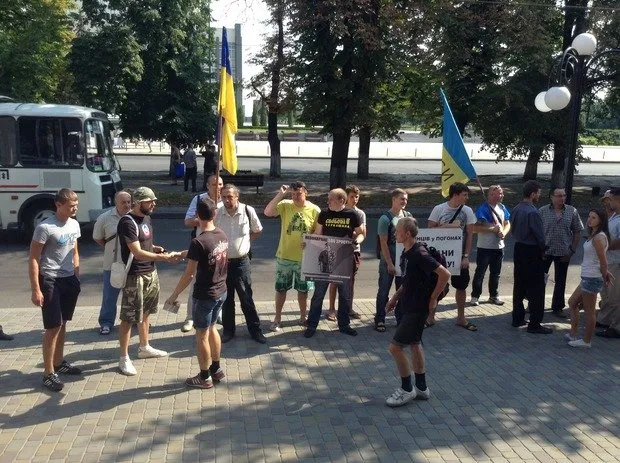 У Черкасах кілька десятків місцевих активістів пікетують обласну прокуратуру з вигуками «Ганьба» (Фото) + (Відео) — фото 1