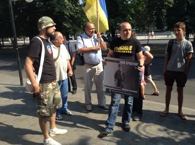 У Черкасах кілька десятків місцевих активістів пікетують обласну прокуратуру з вигуками «Ганьба» (Фото) + (Відео) — фото 3