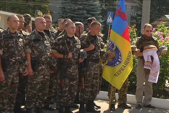 Черкаським міліціонерам виготовили прапор-оберіг (Віде) — фото 1