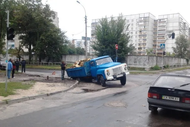 У Черкасах провалилася вантажівка — фото 1