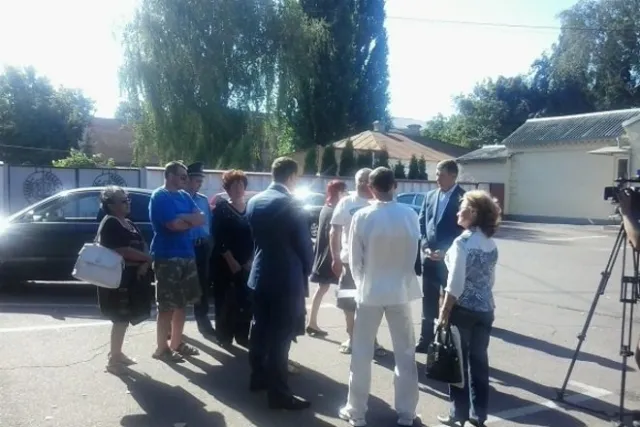 Сьогодні з десяток ошуканих черкасців пікетували обласне управління МВС — фото 1