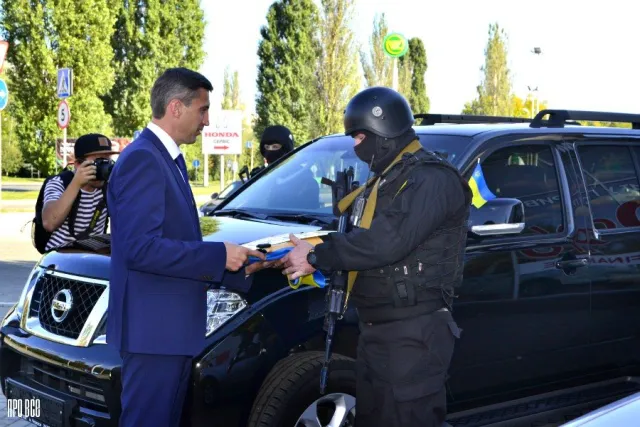 Губернатор передав бійцям спецпідрозділу «Альфа» два новенькі «Ніссани» (Фото) + (Відео) — фото 2