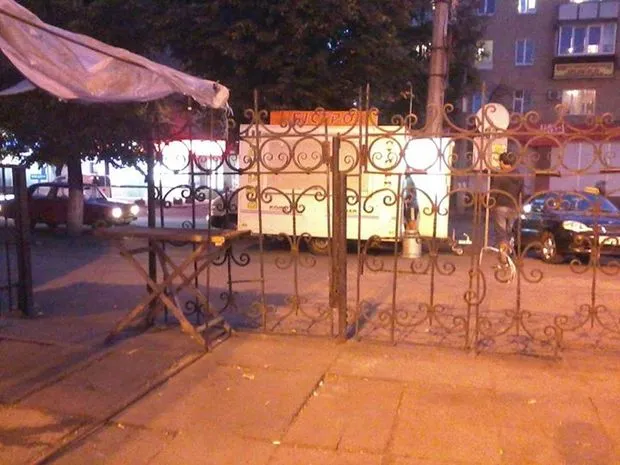 У центрі міста згорів книжковий ринок — фото 2