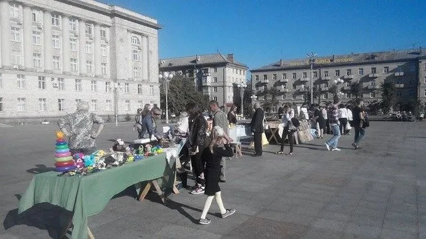 На Соборній площі міста проводять вуличний розпродаж, щоб допомогти військовим, які перебувають у зоні АТО (Фото) — фото 1
