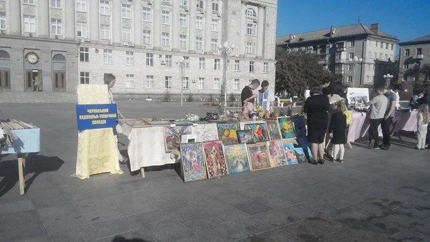 На Соборній площі міста проводять вуличний розпродаж, щоб допомогти військовим, які перебувають у зоні АТО (Фото) — фото 2