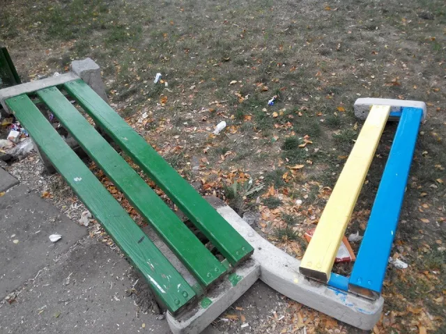 Невідомі потрощили пофарбовані у національні кольори бетонні лави (Фото) — фото 2