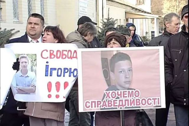 Кілька десятків активістів вимагають відпустити з-під варти Ігоря Слабенка (Фото) — фото 1