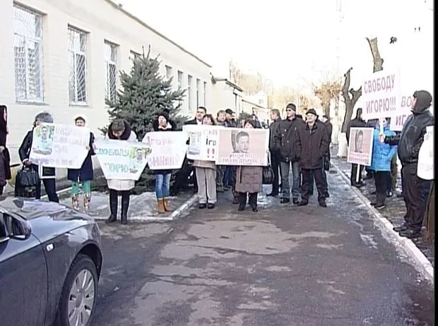 Кілька десятків активістів вимагають відпустити з-під варти Ігоря Слабенка (Фото) — фото 2