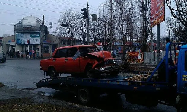 У Черкасах маршрутка проїхала на червоне світло, та зіткнулась із автомобілем «Жигулі» (Фото) — фото 3