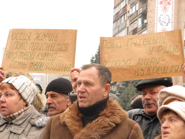 Трохи більше двох сотень черкащан, висловили свій протест проти російської агресії (Фото) — фото 3