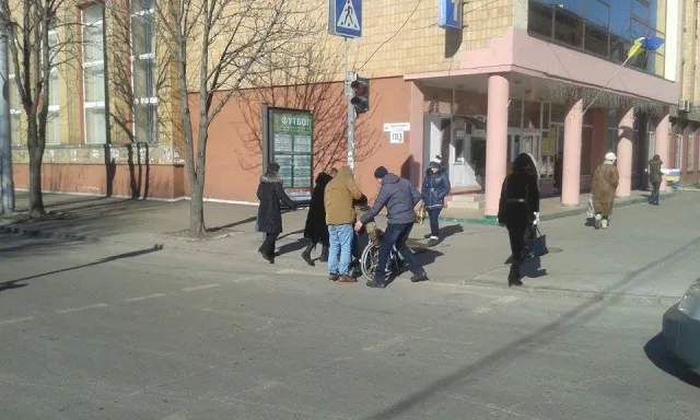 Черкаські журналісти зробили з депутатів інвалідів (фото) — фото 2