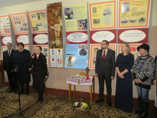 У школі № 3 вшанували пам’ять випускника, учасника АТО Євгенія Подолянчука — фото 1