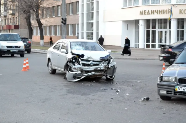 У Черкасах біля медколеджа трапилась подвійна аварія (фото) — фото 3