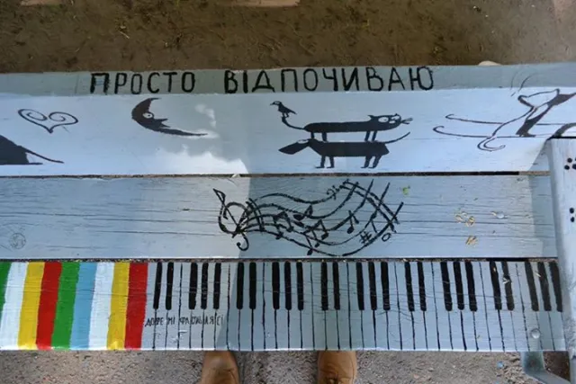 В місті з'явилася креативна лавка для знайомств (фото) — фото 1