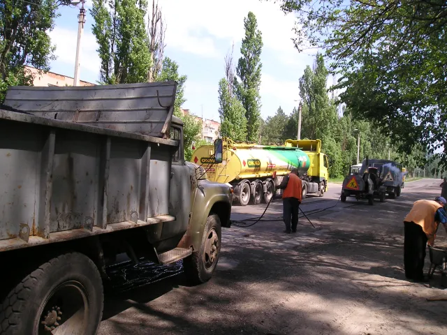 У Черкасах розпочали ремонт доріг. Із наступного тижня почнуть ремонтувати міжбудинкові проїзди — фото 1