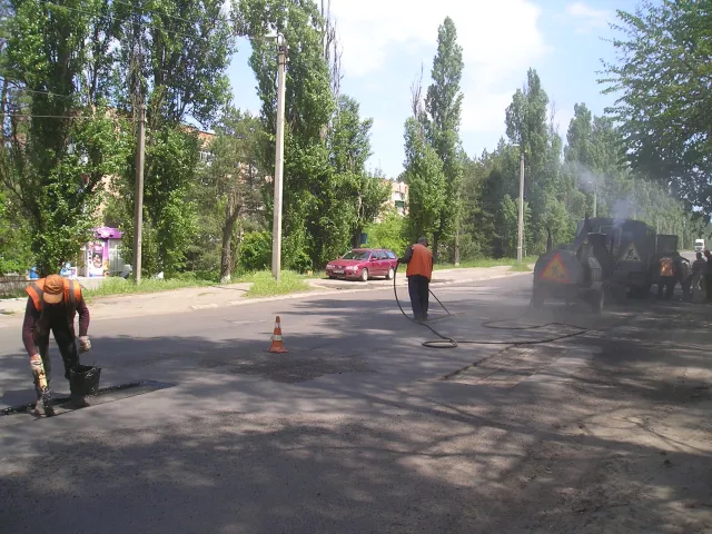 У Черкасах розпочали ремонт доріг. Із наступного тижня почнуть ремонтувати міжбудинкові проїзди — фото 2