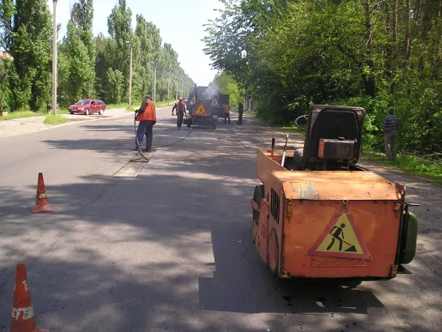 У Черкасах розпочали ремонт доріг. Із наступного тижня почнуть ремонтувати міжбудинкові проїзди — фото 3