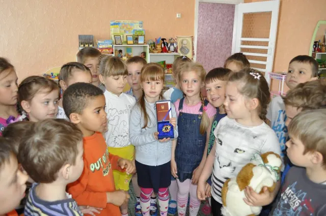 Посмертну відзнаку бійця АТО Іллі Іделя отримала його 6-річна донька (фото) — фото 3