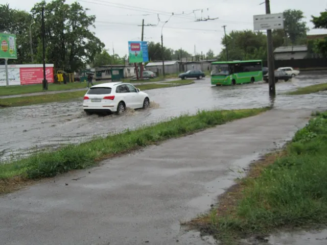 Дощ, який не припиняється від учора, спричинив на вулицях Черкас транспортний колапс (фото) — фото 2