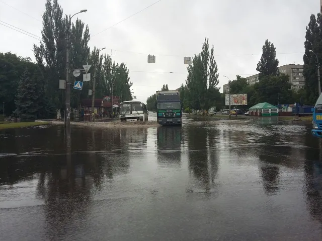 Дощ, який не припиняється від учора, спричинив на вулицях Черкас транспортний колапс (фото) — фото 3