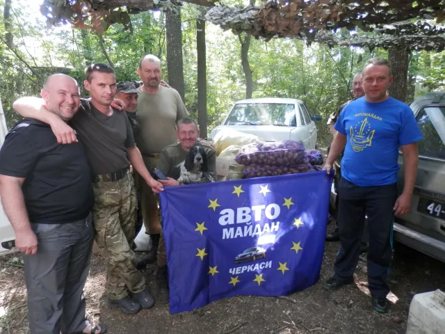 Черкаський «Автомайдан» повернувся із фронту зі згущеним молоком для черкаських дитбудинків — фото 1