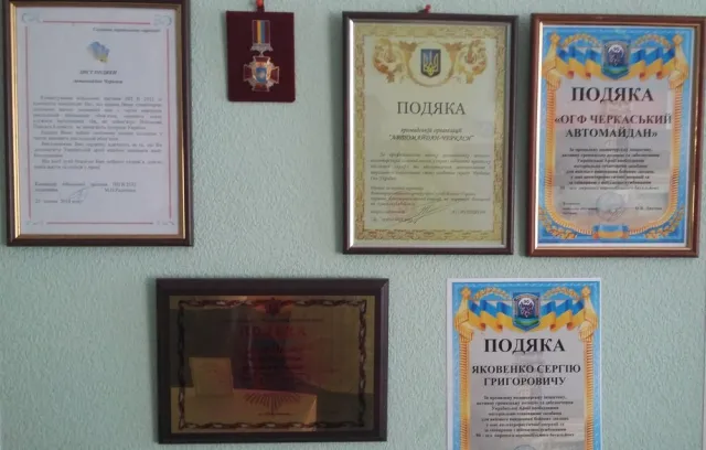 «Згущенку» із фронту  черкаські автомайданівці передали самотнім дідусям та бабусям — фото 2