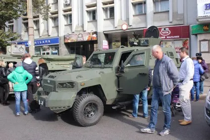 У Черкасах на центральній вулиці провели демонстрацію військової техніки і зброї(фото) — фото 1