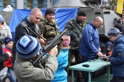 У Черкасах на центральній вулиці провели демонстрацію військової техніки і зброї(фото) — фото 2