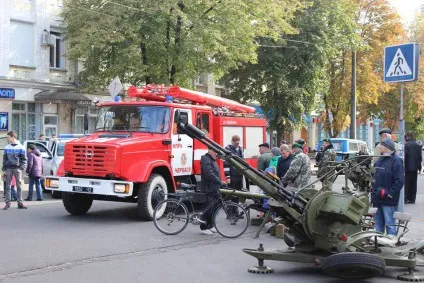 У Черкасах на центральній вулиці провели демонстрацію військової техніки і зброї(фото) — фото 11