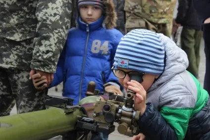 У Черкасах на центральній вулиці провели демонстрацію військової техніки і зброї(фото) — фото 12