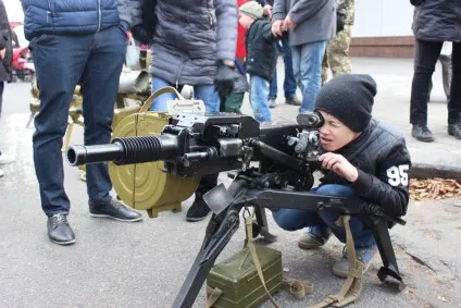 У Черкасах на центральній вулиці провели демонстрацію військової техніки і зброї(фото) — фото 6