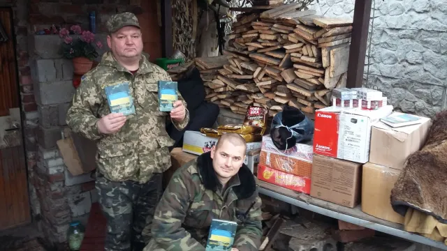 Черкаські автомайданівці спільно з керівником волонтерської групи «Поміч народу» розвезли новорічні подарунки нашим військовим на передовій,  привітавши зі святами навіть захисників опорних пунктів біля Донецького аеропорту — фото 3