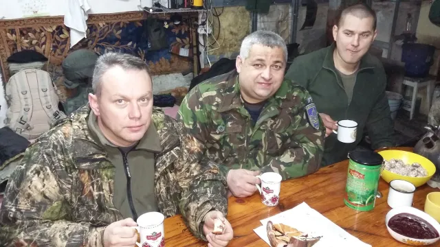 Черкаські автомайданівці спільно з керівником волонтерської групи «Поміч народу» розвезли новорічні подарунки нашим військовим на передовій,  привітавши зі святами навіть захисників опорних пунктів біля Донецького аеропорту — фото 7