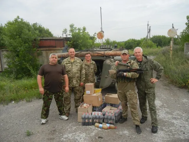 Черкаські активісти доправили до АТО два мікроавтобуси продуктів — фото 1