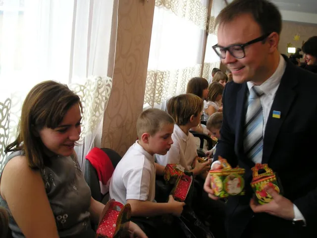 До Дня Святого Миколая вихованці «Теплого дому» отримали подарунки та бібліотечку пізнавальних книг — фото 1